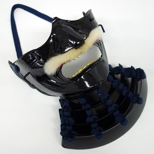 面頬 (鉄製 烈勢面) 黒塗り紺糸 即納可能品 - サムライストア SAMURAI 面頬 (鉄製 烈勢面) 黒塗り紺糸 即納可能品 - サムライストア SAMURAI