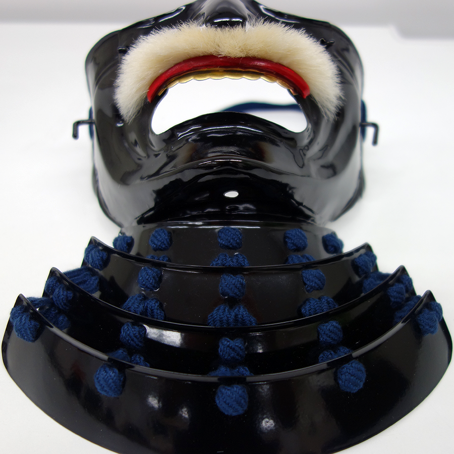 面頬 (鉄製 烈勢面) 黒塗り紺糸 即納可能品 - サムライストア SAMURAI 面頬 (鉄製 烈勢面) 黒塗り紺糸 即納可能品 - サムライストア SAMURAI