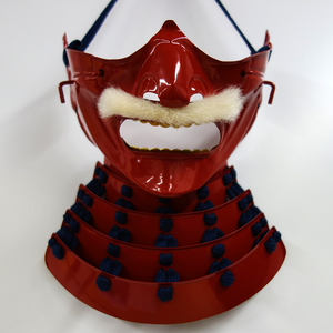 面頬 (鉄製 烈勢面) 赤塗り紺糸 即納可能品 - サムライストア SAMURAI 面頬 (鉄製 烈勢面) 赤塗り紺糸 即納可能品 - サムライストア SAMURAI