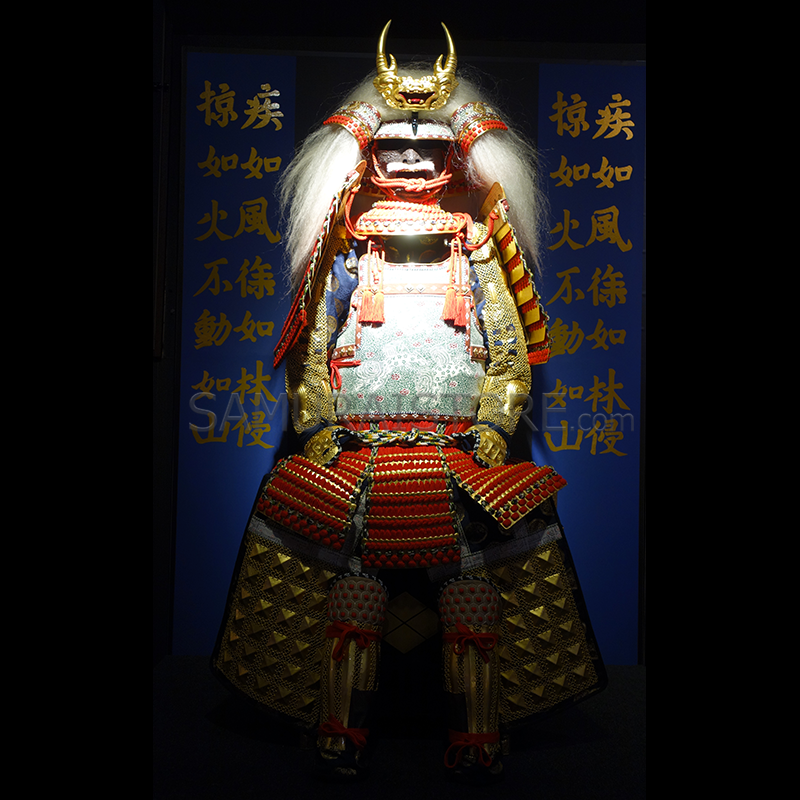 日本の武士の鎧 戦国武将武田信玄 等身大 甲冑展示台付き みーこ 武田信玄の甲冑 写し 等身大鎧 - サムライストア SAMURAI STORE